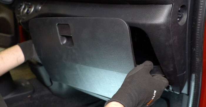 Austauschen Anleitung Innenraumfilter am Nissan Micra K12 2003 1.2 16V selbst