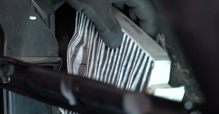 Wie schmierig ist es, selber zu reparieren: Innenraumfilter beim Nissan Micra K12 1.2 16V 2008 wechseln – Downloaden Sie sich Bildanleitungen