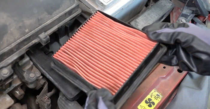 Wie problematisch ist es, selber zu reparieren: Luftfilter beim Nissan Micra K12 1.2 16V 2008 auswechseln – Downloaden Sie sich bebilderte Tutorials