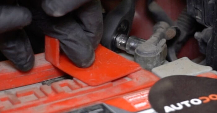 Sustitución de Filtro de Combustible en un Nissan Micra K12 1.4 16V 2004: manuales de taller gratuitos