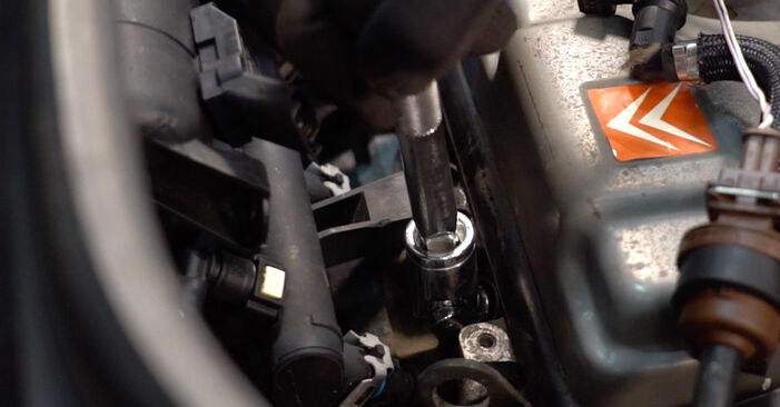Austauschen Anleitung Zündkerzen am Peugeot 206+ 2009 1.4 HDi eco 70 selbst