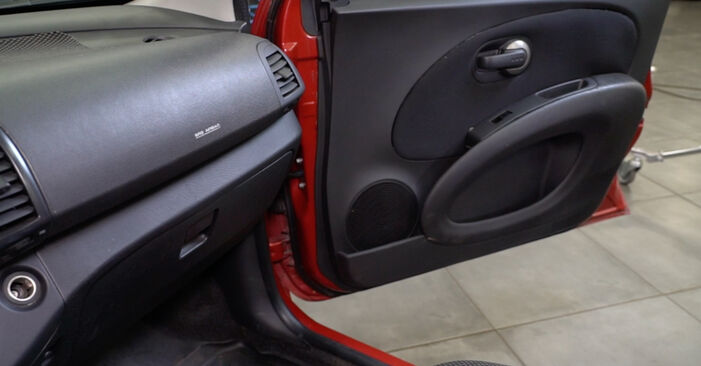 Wymiana Filtr powietrza kabinowy Renault Sandero Stepway 2 1.5 dCi 2013 - darmowe instrukcje PDF i wideo
