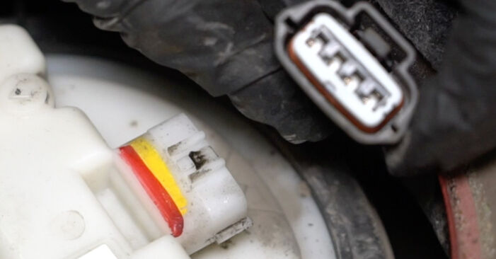 Nissan Juke f15 1.6 2012 Kraftstofffilter wechseln: Kostenfreie Reparaturwegleitungen