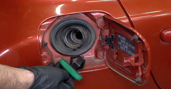 Sustitución de Filtro de Combustible en un Nissan Juke F15 1.6 2012: manuales de taller gratuitos