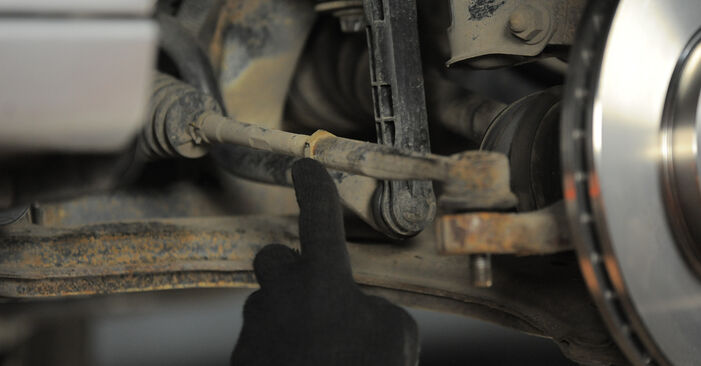 Колко време отнема смяната: Накрайник на напречна кормилна щанга на Opel Astra H L70 2012 - информативен PDF наръчник