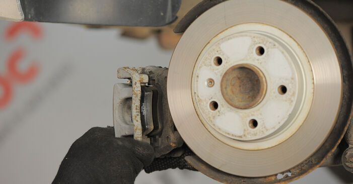 Wie schmierig ist es, selber zu reparieren: Bremsscheiben beim Astra G T98 1.7 DTI 16V (F08, F48) 2004 wechseln – Downloaden Sie sich Bildanleitungen