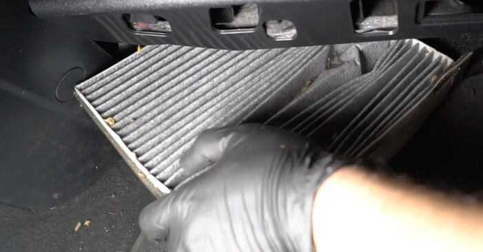 Jak zdjąć i wymienić Filtr klimatyzacji SEAT Alhambra 7N 2.0 TDI 2014 - łatwe w użyciu instrukcje online