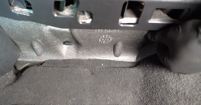 Cómo reemplazar Filtro de Habitáculo en un SEAT Altea (5P1) 1.9 TDI 2005 - manuales paso a paso y guías en video