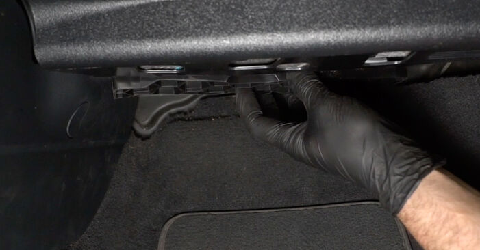 Aké náročné to je, ak to budete chcieť urobiť sami: Kabínový filter výmena na aute Seat Altea 5p1 1.4 TSI 2010 – stiahnite si ilustrovaný návod
