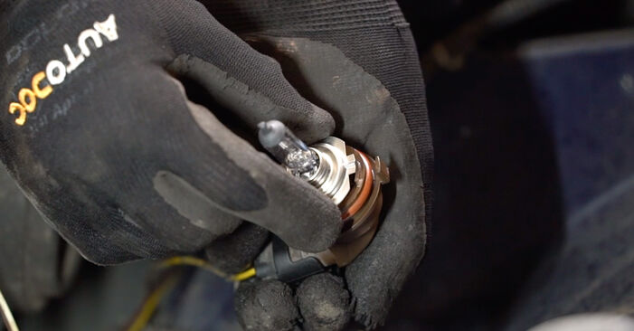Replacing Headlight Bulb on Zafira A 2000 1.6 16V by yourself