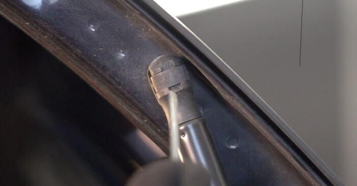 Cómo reemplazar Amortiguador De Maletero en un VAUXHALL Corsa Mk II (C) Hatchback (X01) 1.2 16V (F08, F68) 2001 - manuales paso a paso y guías en video