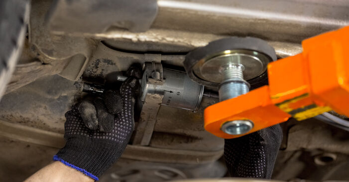Tauschen Sie Kraftstofffilter beim OPEL Corsa C Limousine (X01) 1.6 2003 selbst aus