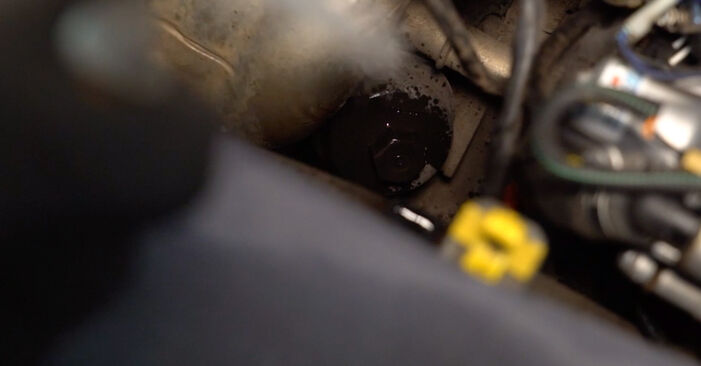 Jak wymienić Filtr oleju w VAUXHALL Astra Mk6 (J) Hatchback (P10) 1.6 Turbo 2014: pobierz instrukcje PDF i instrukcje wideo