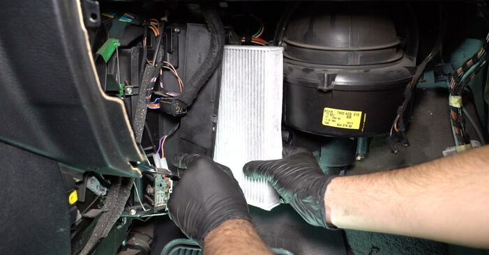 OPEL Astra H Hatchback (A04) 1.4 (L48) Filtr klimatyzacji wymiana: przewodniki online i samouczki wideo