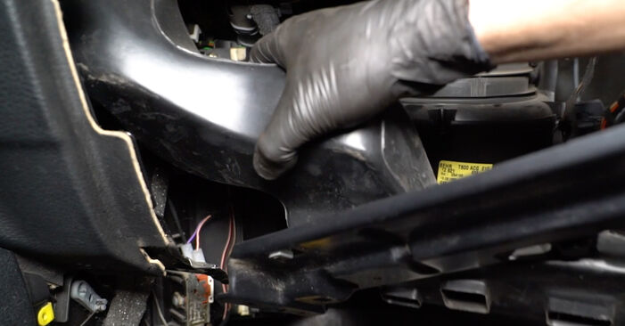 Wie schmierig ist es, selber zu reparieren: Innenraumfilter beim Opel Astra H 1.7 CDTI (L48) 2010 wechseln – Downloaden Sie sich Bildanleitungen