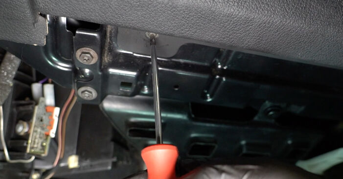 Opel Astra H Caravan 1.7 CDTI (L35) 2006 Innenraumfilter wechseln: Gratis Reparaturanleitungen