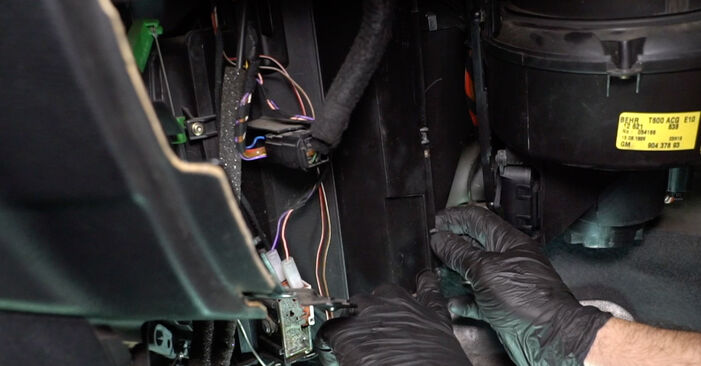 Bytte Astra Mk V (H) Sport Hatch (A04) 1.4 i 16V (L08) 2010 Kupefilter – gjør det selv med vår veiledning