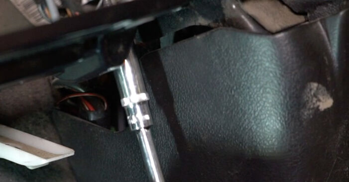 Filtr powietrza kabinowy w VAUXHALL Astra Mk VI (J) Sedan (P10) 1.6 2013 samodzielna wymiana - poradnik online