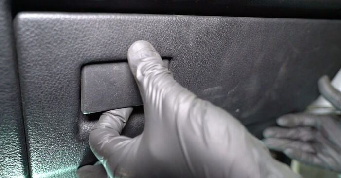 Wie man VAUXHALL Astra Mk VI (J) Limousine (P10) 1.7 CDTI 2013 Innenraumfilter austauscht - Schrittweise Handbücher und Videowegleitungen