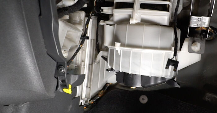 Corsa Mk III (D) Schrägheck (S07) 1.6 VXR (L08) 2008 Innenraumfilter - Tutorial zum selbstständigen Teilewechsel