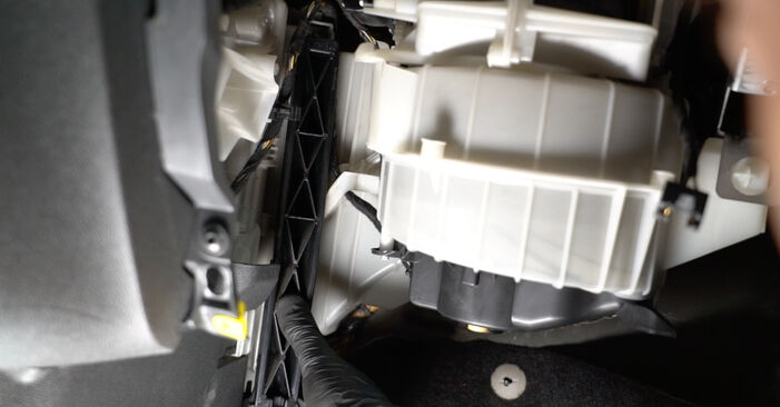 Pasikeiskite VAUXHALL Corsa Mk III (D) Hatchback (S07) 1.2 (L08) 2011 Oro filtras, keleivio vieta patys - internetinė instrukcija