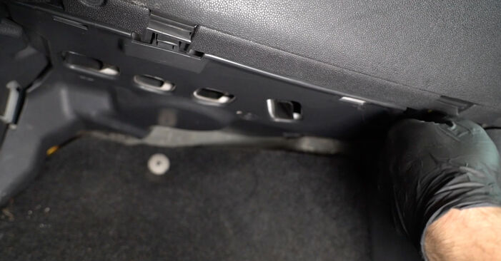Wie schmierig ist es, selber zu reparieren: Innenraumfilter beim Corsa D 1.7 CDTI (L08) 2012 wechseln – Downloaden Sie sich Bildanleitungen