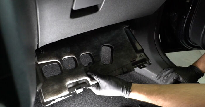 Hvordan bytte Kupefilter på VAUXHALL Corsa Mk III (D) Hatchback (S07) 1.4 (L08) 2009 selv