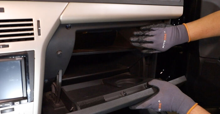 Kā nomainīt OPEL Astra Classic Caravan (A04) 1.6 (L35) 2010 Salona filtrs - pakāpeniskās rokasgrāmatas un video ceļveži