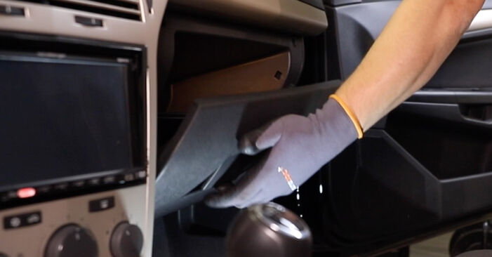 Cómo reemplazar Filtro de Habitáculo en un OPEL Astra Classic Caravan (A04) 1.6 (L35) 2010 - manuales paso a paso y guías en video