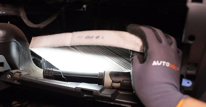 OPEL Astra Classic Hatchback (A04) 1.4 (L48) Filtr klimatyzacji wymiana: przewodniki online i samouczki wideo