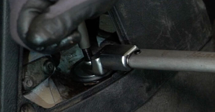 Hinweise des Automechanikers zum Wechseln von VAUXHALL Tigra Mk I Coupe (S93) 1.4 16V 1994 Stoßdämpfer
