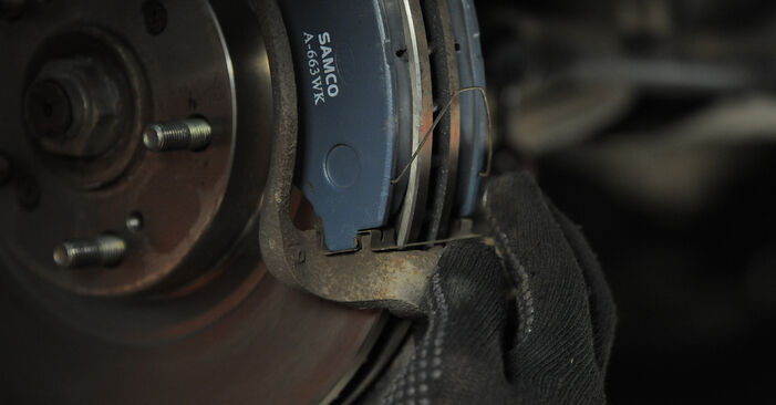 Wie lange braucht der Teilewechsel: Bremsscheiben am Honda Civic EM2 2004 - Einlässliche PDF-Wegleitung
