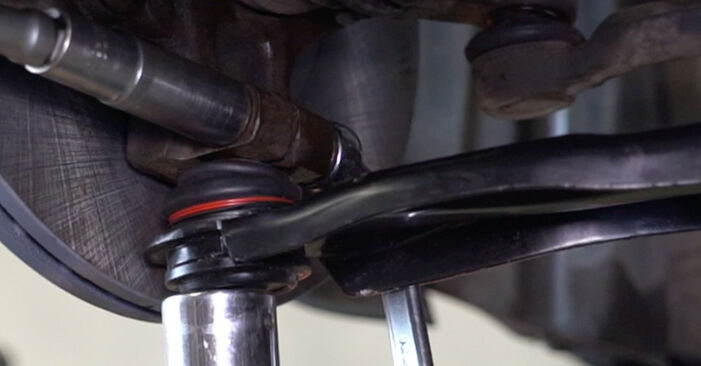 Wie schmierig ist es, selber zu reparieren: Querlenker beim Nissan Micra K12 1.2 16V 2008 wechseln – Downloaden Sie sich Bildanleitungen