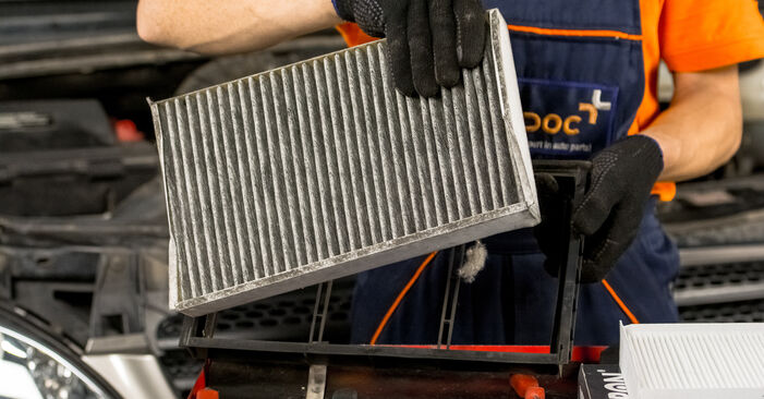 Changing Pollen Filter on MERCEDES-BENZ VITO / MIXTO Box (W639) 113 CDI (639.601, 639.603, 639.605) 2006 by yourself