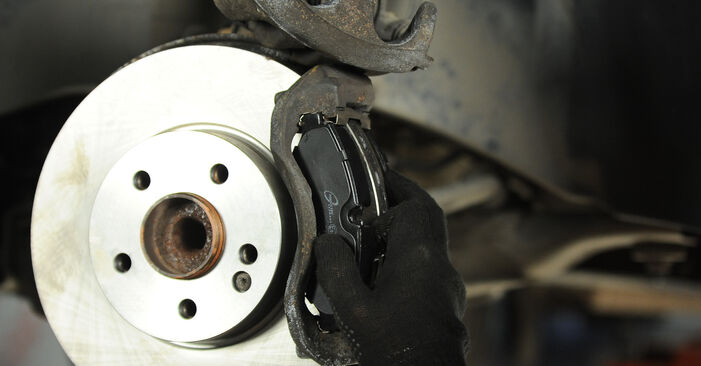 Wie schmierig ist es, selber zu reparieren: Bremsscheiben beim Mercedes Vito W447 114 CDI 4x4 (447.601, 447.603, 447.605) 2020 wechseln – Downloaden Sie sich Bildanleitungen