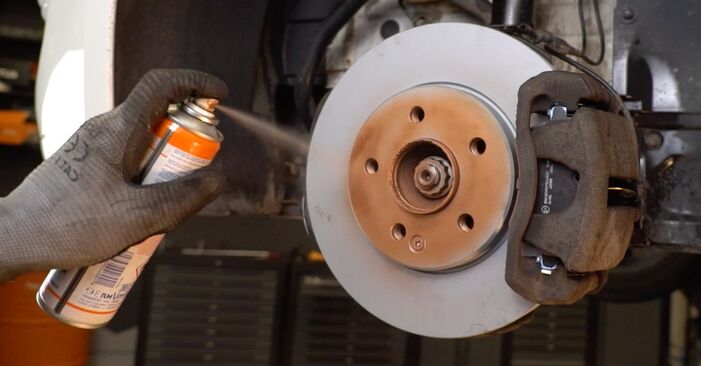 Wie schmierig ist es, selber zu reparieren: Bremsbeläge beim Mercedes Sprinter 4,6-t Kastenwagen 424 (906.655, 906.657, 906.653) 2012 wechseln – Downloaden Sie sich Bildanleitungen