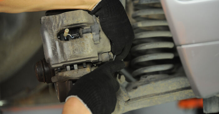 Wie schmierig ist es, selber zu reparieren: Bremssattel beim Mercedes A208 CLK 430 (208.470) 1999 wechseln – Downloaden Sie sich Bildanleitungen