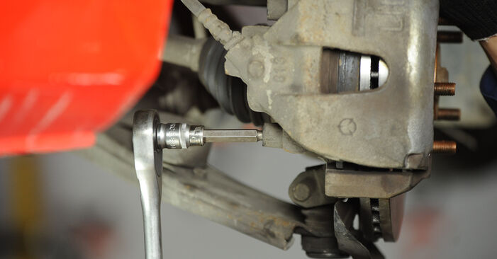 Wie schmierig ist es, selber zu reparieren: Bremsscheiben beim Mazda 3 BK 1.6 MZ-CD 2009 wechseln – Downloaden Sie sich Bildanleitungen