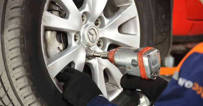 Mazda 5 CR19 2.0 (CREW) 2007 Bremsbeläge wechseln: Kostenfreie Reparaturwegleitungen