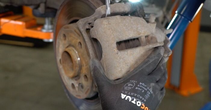Wie schmierig ist es, selber zu reparieren: Bremsscheiben beim VW California T6 Bus (SGC, SGG, SHC) 2.0 TSI 2021 wechseln – Downloaden Sie sich Bildanleitungen