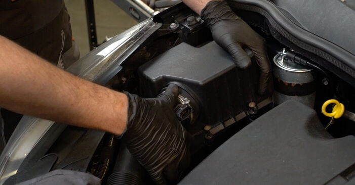 Corsa Mk III (D) Hatchback (S07) 1.6 VXR (L08) 2008 Levegőszűrő csináld magad csere szervizelési útmutató