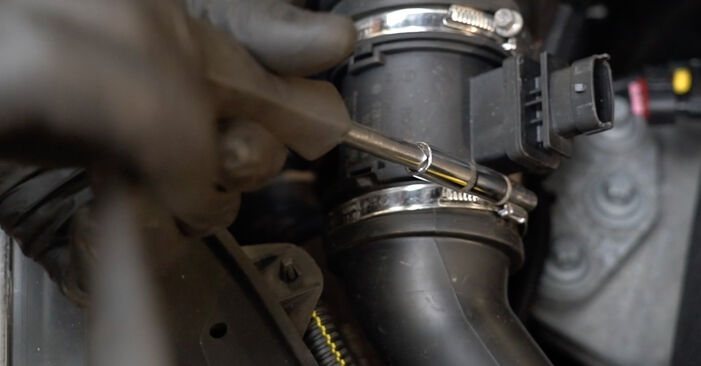 Jak wymienić Filtr powietrza VAUXHALL Corsa Mk4 (E) Hatchback (X15) 1.2 2015 - instrukcje krok po kroku i filmiki instruktażowe
