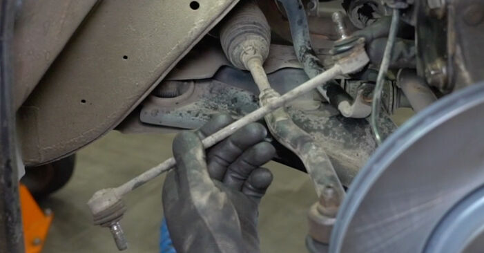 Wie kompliziert ist es, selbst zu reparieren: Koppelstange am Nissan Micra k12 Cabrio 1.4 16V 2011 ersetzen – Laden Sie sich illustrierte Wegleitungen herunter