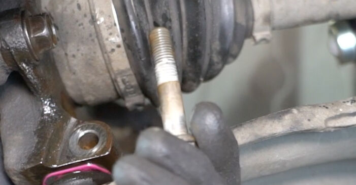 Wie schmierig ist es, selber zu reparieren: Querlenker beim Nissan Micra k12 Cabrio 1.4 16V 2011 wechseln – Downloaden Sie sich Bildanleitungen