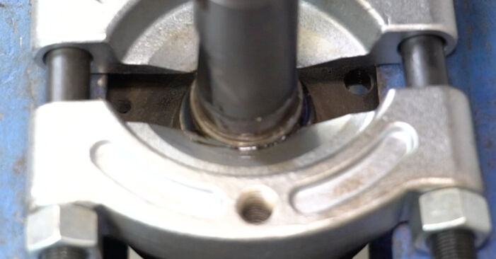 Tee se itse -vaihto: NISSAN NOTE (E12) 1.2 DIG-S 2013 -auton Pyöränlaakerit - online-opas