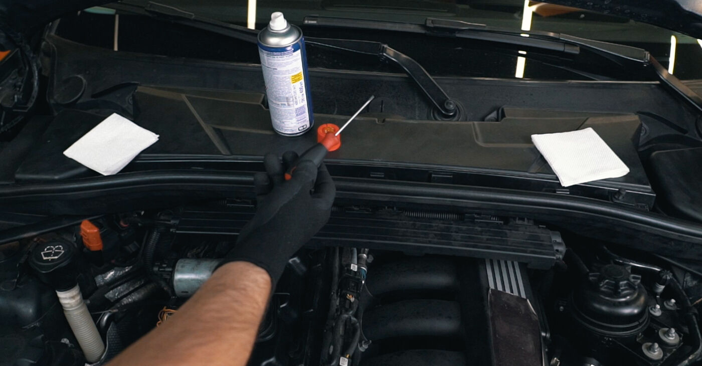Motorkap en onderdelen remplaceren: kosteloze garagehandleidingen