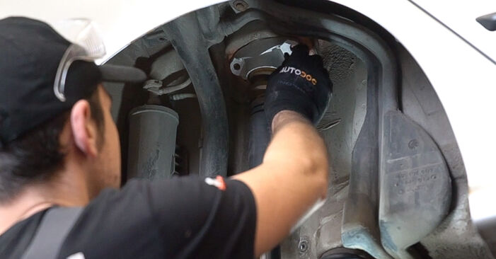 Cambio Supporto ammortizzatore e cuscinetto posteriore e anteriore su SKODA ROOMSTER 1.9 TDI 2013. Questo manuale d'officina gratuito ti aiuterà a farlo da solo