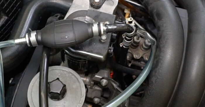 Consigli passo-passo per la sostituzione del fai da te Mercedes E Class W124 1994 E 200 D 2.0 (124.120) Filtro Carburante