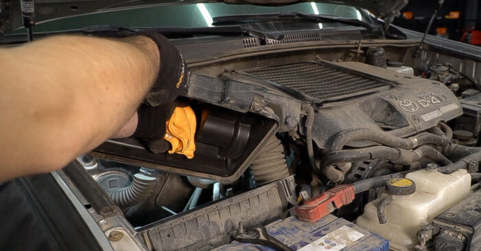 Changing Air Filter on TOYOTA 4 RUNNER (UZN21_, KZN21_, GRN21_) 4.7 (UZN210) 2005 by yourself