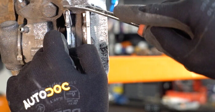 Hvordan man fjerner PEUGEOT 306 Bremseklodser - nem at følge online instruktioner